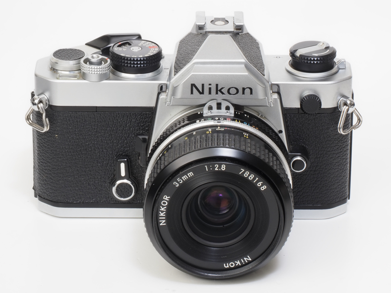 ニコンFM。FM/FEシリーズの初号機ですが、シャッターボタンの周囲のリングや巻き戻しノブなどにローレットが刻んであるなど、New FM2より仕上げにこだわっているいるように見えます。写りに関係ないとこまでカネかけてます。仕様としては平凡ですが、ニコマートFT3からシェイプアップしたイメージで、凝縮感があります。