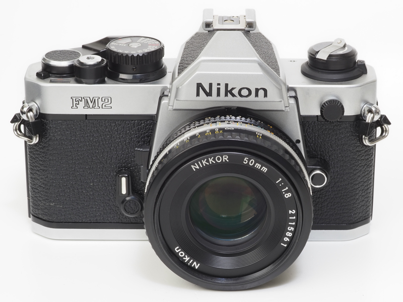 ニコンNew FM2です。デザインはFM2とほぼ同じなのになぜに「New」かといえば、FM2のシンクロ速度1/200秒から1/250秒になったからです。わずかな違いですが、ユーザーとしてはかなり進化したように感じました。もしかするとフツーのFM2はレアかもしれません。コレクションにはならないでしょうが、ちょっとだけ欲しいような気もします（笑）。うちにある個体は巻き上げレバーが黒くてパンダみたいになってますが、これで正しいのかなあ。