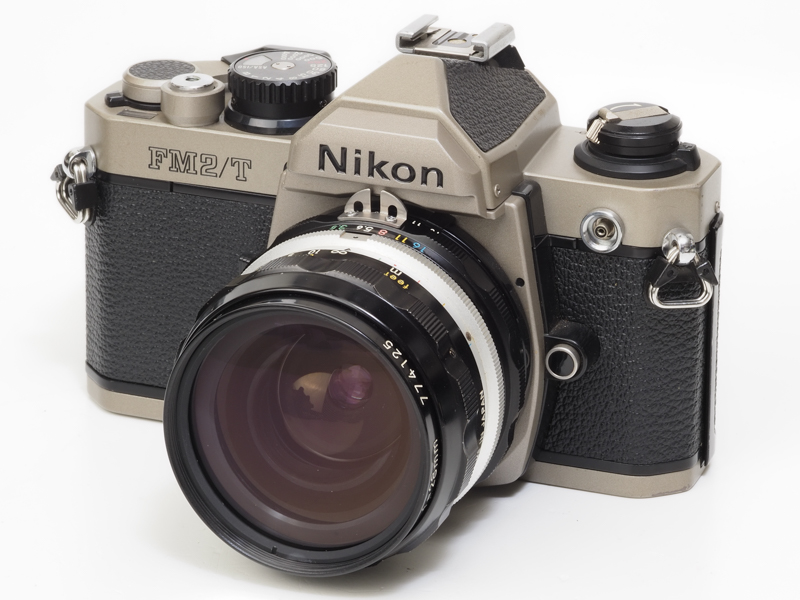 上下カバーをチタン製にしたNew FM2/T。通常販売モデルです。同じく外装をチタン素材としたニコンF3Tに比べて色味が暗くて、誤解を与えるカラーリングです。でもこの個体はけっこう使いました。海外ロケにもサブ機として携行した記憶ありますが、チタンだからといって、特別に頑丈な感じはしません。たぶん裏蓋もノーマルモデルと同じですね。