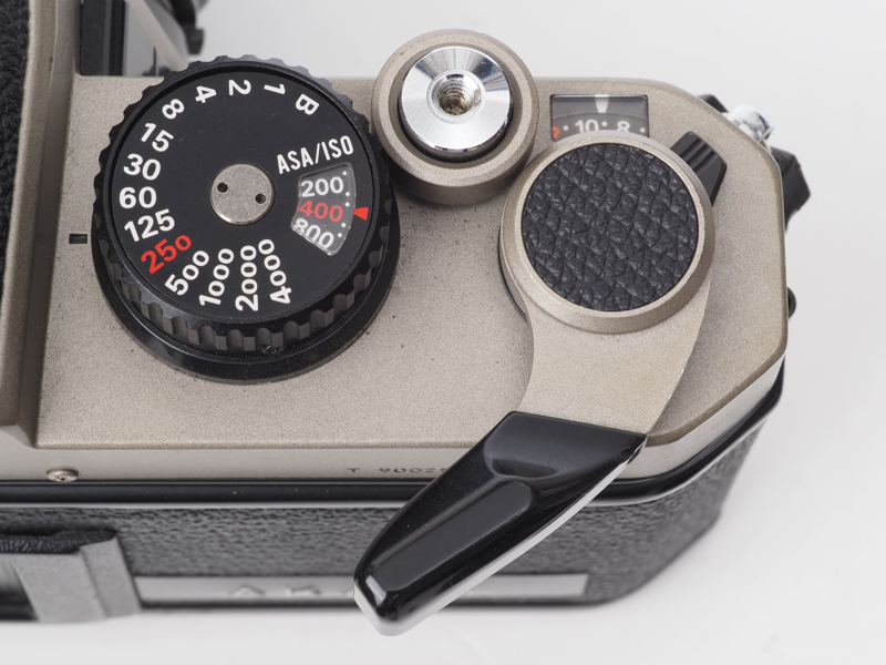 New FM2/Tのボディ上部です。シャッターダイヤル250表記が赤色になりました。FM2では通常表記とは異なる場所に「X200」ポジションがあったので、設定するときには特別感がありましたが、こちらは自然に設定して使える感覚です。
