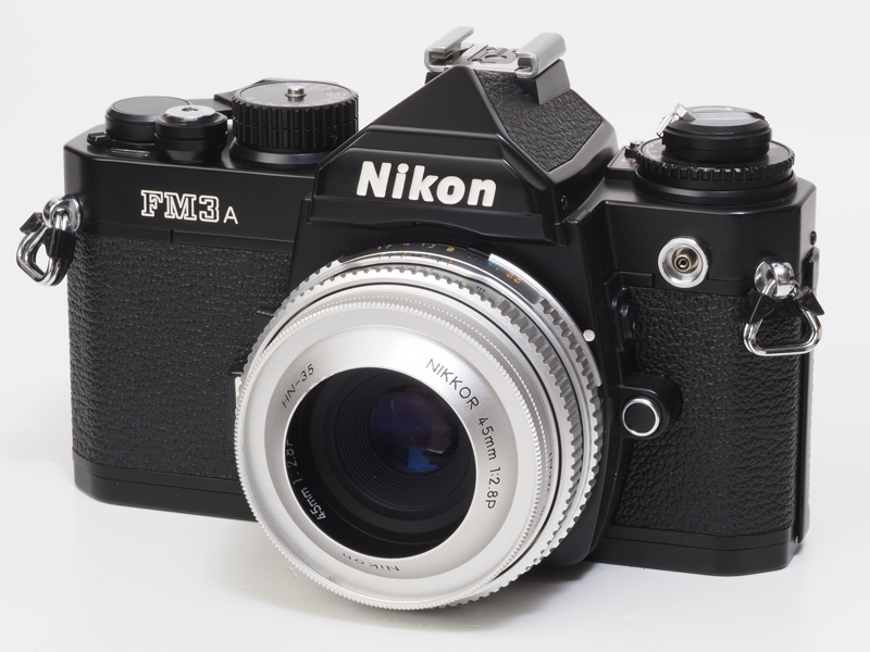 ニコンFM3A。ニコンFM10があるので、厳密には最後のFM/FEシリーズとは呼ぶことはできませんが、電池がなくても問題なく動作するハイブリッドシャッターを搭載したというところに震えました。さすがに時代的に私も多用したとは言いづらいですが、フィルムのテストではよく使います。ただ、斜体の「Nikon」のロゴは20年経っても見慣れないです（笑）＞後藤さん