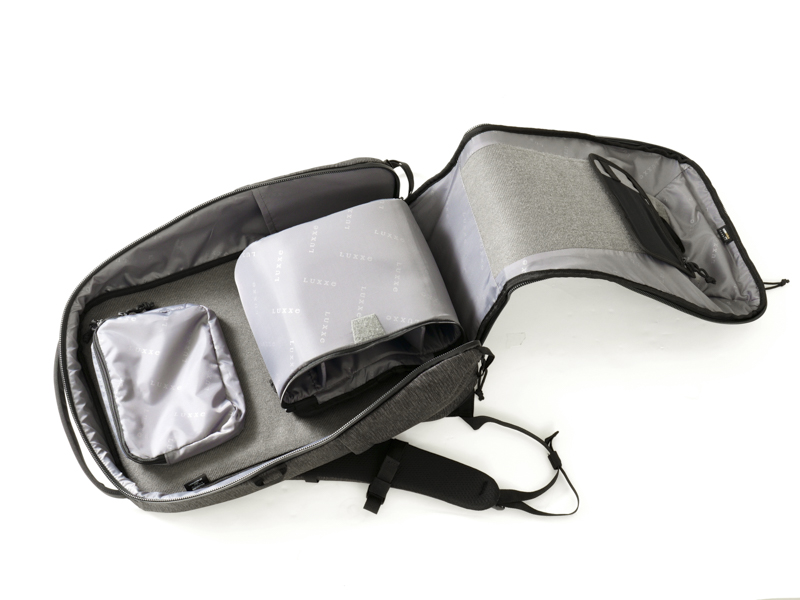 インナーバッグを下につけた状態。機材を横から出し入れできる