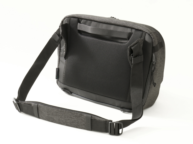 LUXXe グリッド ジップショルダーバッグ L（カラー：ブラック）