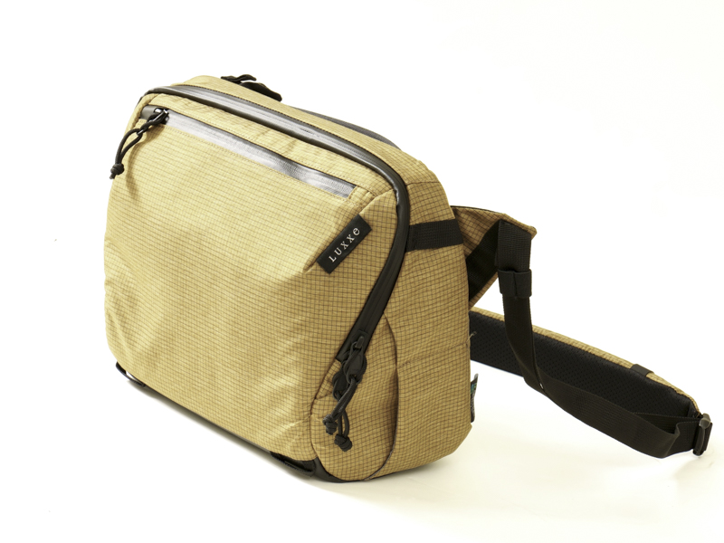 LUXXe グリッド ジップショルダーバッグ M（カラー：マスタード）
