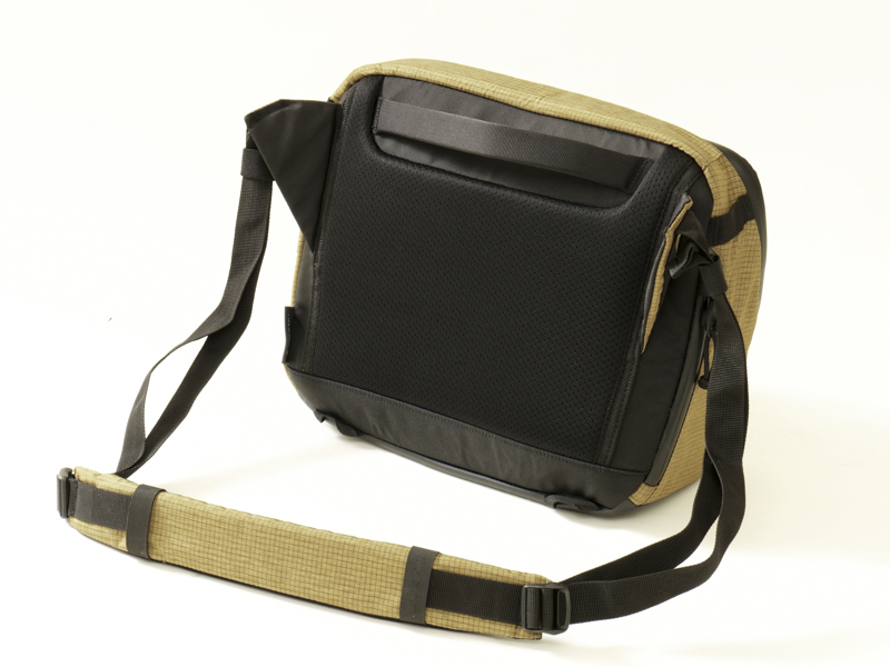 LUXXe グリッド ジップショルダーバッグ M（カラー：マスタード）