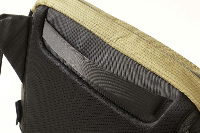 キャリーバッグのハンドルに固定できる