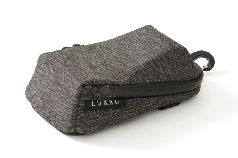 LUXXe グリッド マルチポーチ M（カラー：ブラック）