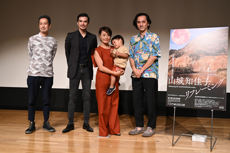 新作《リフレーミング》でダンスを披露した出演者とともに。右から2番目の赤い服を着ている女性が山城さん