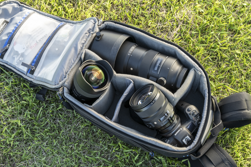 リュック内上が60-600mm F4.5-6.3 DG OS HSM｜Sports、左は14mm F1.8 DG HSM｜Art。EOS R5に装着しているのが24-70mm F2.8 DG OS HSM｜Art