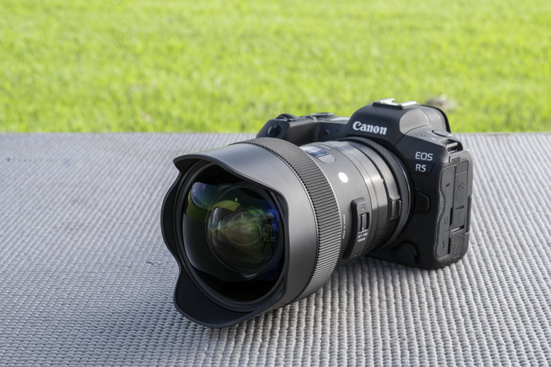 マウントアダプター EF-EOS Rを介してEOS R5に装着