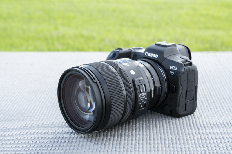 マウントアダプター EF-EOS Rを介してEOS R5に装着