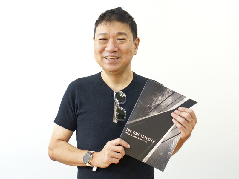 POD（プリントオンデマンド）で写真集を出版された武井信也さん。ご自身の写真集『THE TIME TRAVELER』を手に