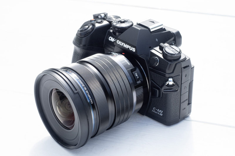 OM-D E-M1 Mark IIIに装着したところ。金属鏡筒の外観はPROレンズに共通するデザインを採用。ズームリングおよびフォーカスリングには、アルミ削り出し加工による滑り止めのローレットパターンが並ぶ。