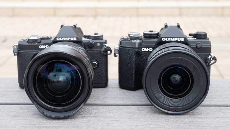 M.ZUIKO DIGITAL ED 8-25mm F4.0 PRO（右）は、レンズ前玉が大きなドーム型であるM.ZUIKO DIGITAL ED 7-14mm F2.8 PRO（左）とは異なり、レンズ前面に直接フィルターを装着できる。