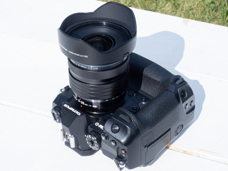 OM-D E-M1Xに装着したところ。OM-Dのなかではいちばん大柄なE-M1Xとの組み合わせでも、手にした時のバランスは良い。
