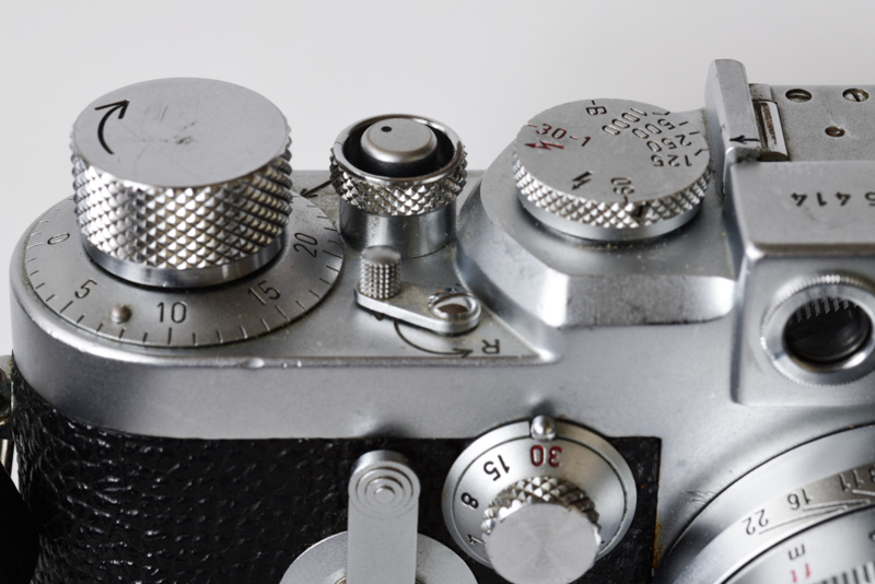 写真1：スクリューマウントライカ（いわゆるバルナック型ライカ）の上面右手側。機構上の都合でシャッターダイヤルがこの位置になった。