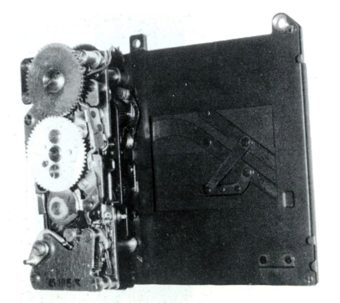 写真5：コパルスクエアS。初代から大幅に小型化したため、多くのカメラに採用されたが、幕の駆動軸や管制軸が前後方向に配置されるため、シャッターダイヤルの回転方向も前後方向の軸の周りとなる。この写真で手前にある大きな平歯車がシャッターダイヤルの軸である。（写真は金野剛志「カメラメカニズム教室（上）」朝日ソノラマ刊より）