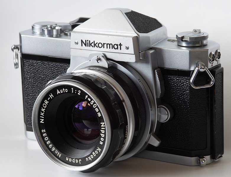 写真8：ニコマートFT/FS（1965）に始まるニコマートFTシリーズでは、シャッターダイヤルをレンズマウント周囲に設け、コパルスクエアSのシャッターダイヤル軸の回転を歯車で引いてきている。写真のニコマートFTnでは、レンズ着脱ボタンの下に見えるレバーでダイヤルを操作する。