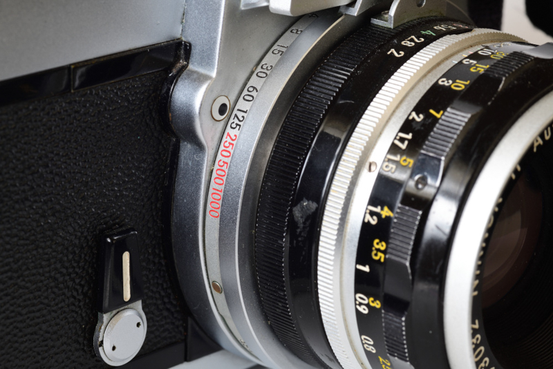 すると、シャッター速度はこの写真のようにレバーの反対側に表示される。レンズシャッターの操作性に似通ったものになる。