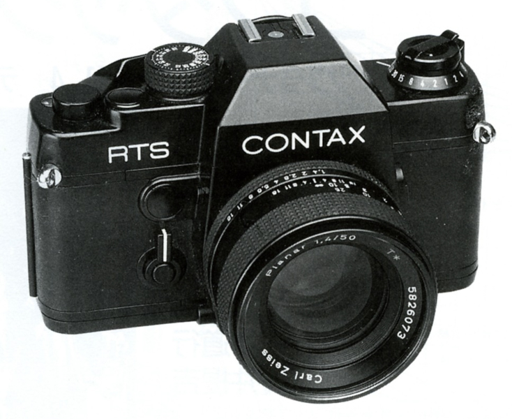 写真9：電子制御シャッターになって、シャッターダイヤルの位置の制約がなくなったが、相変わらずバルナックライカ以来の位置が多数派であった。中でコンタックスRTS（1975）に始まるヤシカ/コンタックスの系列はフィルム巻き戻し軸の周囲にシャッターダイヤルを設け、それまでシャッターダイヤルがあった位置にはフィルム感度ダイヤルをもってきた（写真はアサヒカメラ編「国産カメラの黄金時代」朝日新聞社刊より）。