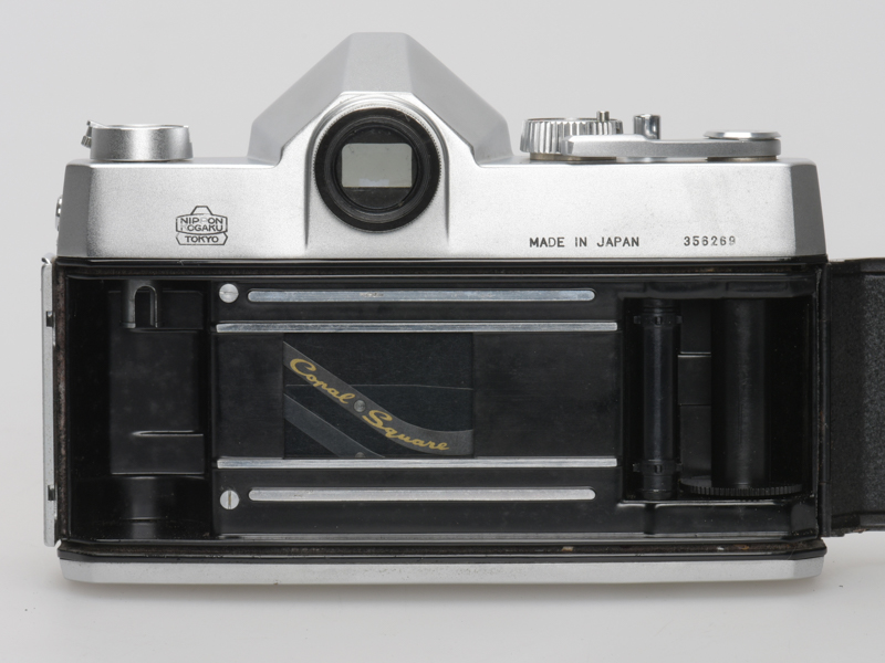 裏蓋を開けると「Copal Square」の文字が見える。（写真提供：<a href="https://www.jcii-cameramuseum.jp" class="n" target="_blank">日本カメラ博物館</a>）