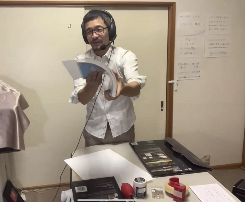 反りを戻したい場合は大判の書籍では挟んで逆方向に反らす