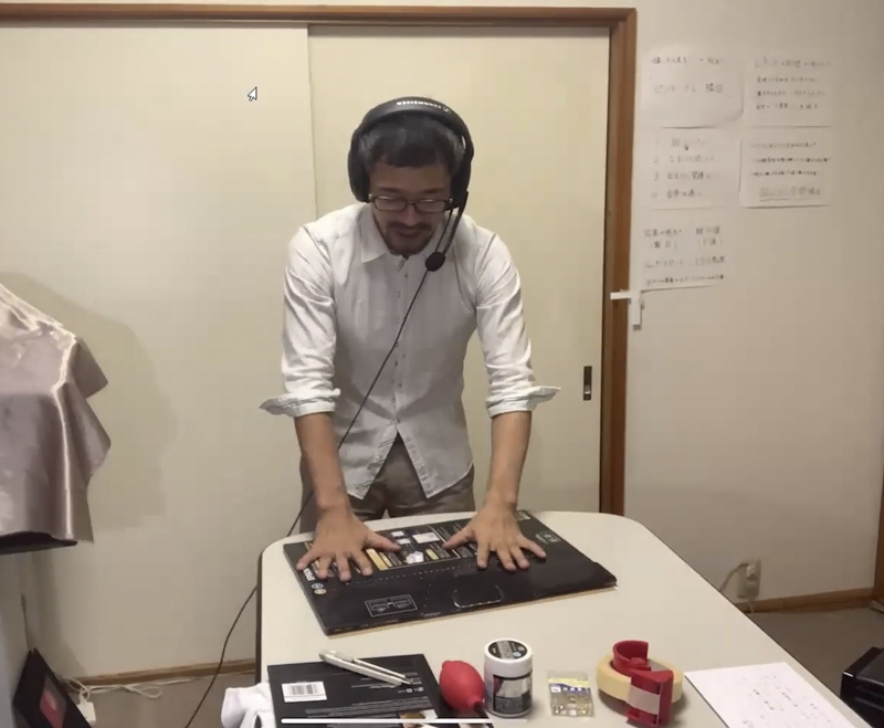 大きなサイズのプリント用紙の反りを直すには、プリント用紙のパッケージが役立つ