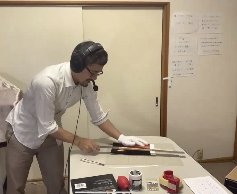 プリントのカットについて説明する長瀬さん。1mm程度広く切り、その後本来の寸法でカットすることで、切断面の破砕を防ぐ