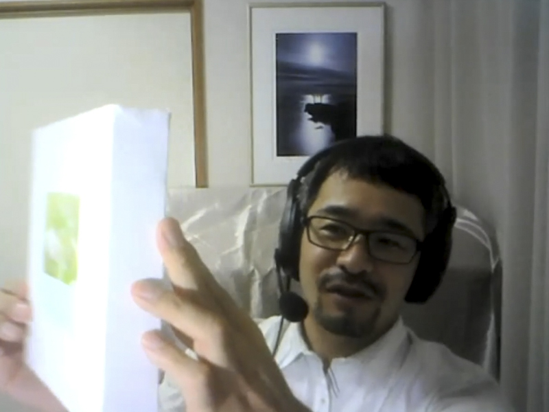 キャンバスを貼ったボックスにプリントを貼る