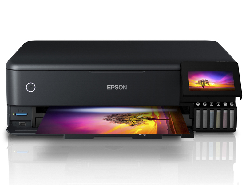 EW-M973A3T。エコタンク搭載ながら6色インク×A3ノビサイズ対応で写真作品のプリントに適する。スキャンおよびコピー機能も搭載