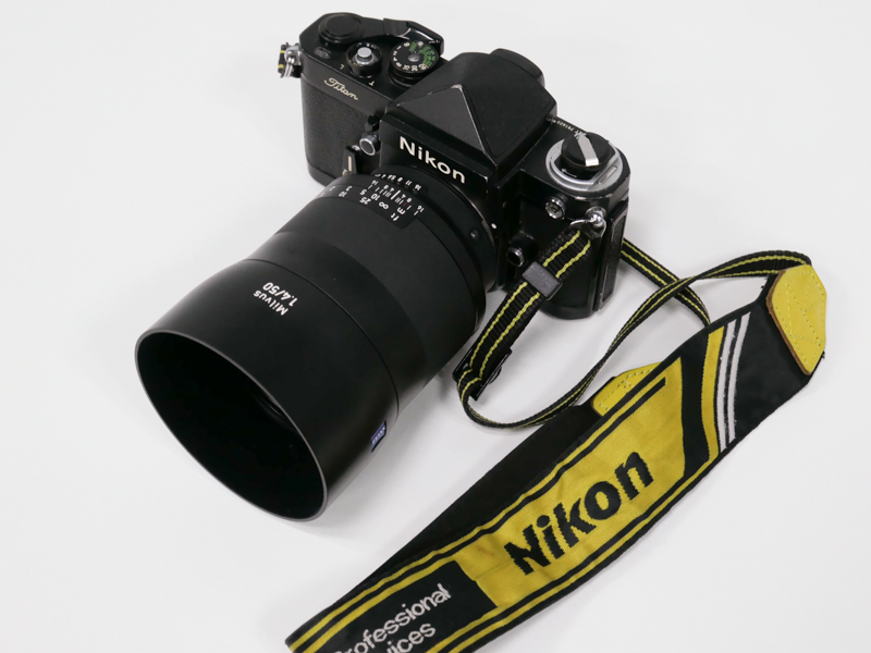 田中さんが学生時代（1978年）にひと夏のアルバイト代で購入したニコンF2チタン。地元の「カメラのドイ」で偶然手に入ったものだという。現行のFマウント用ツァイスレンズ「Milvus 1.4/50」を装着