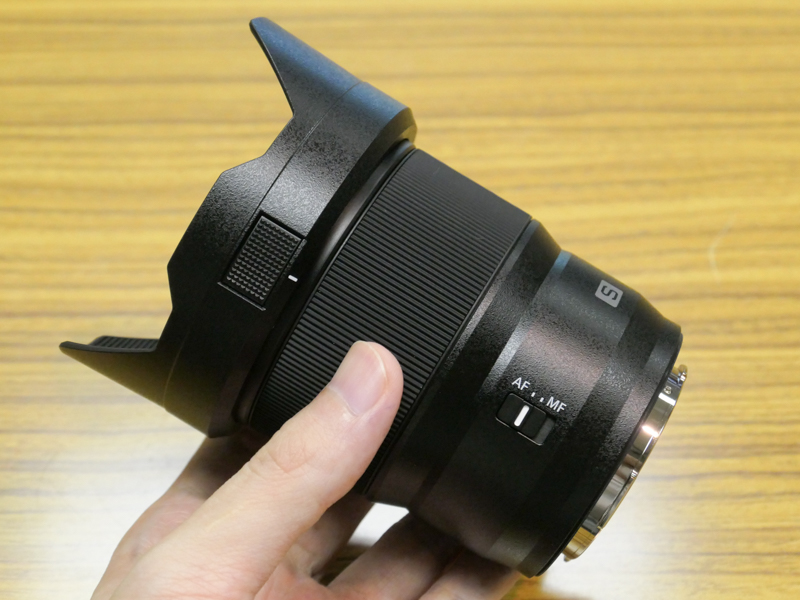 鏡筒にはAF/MFスイッチのみ。フードにはロック機構が備わっている