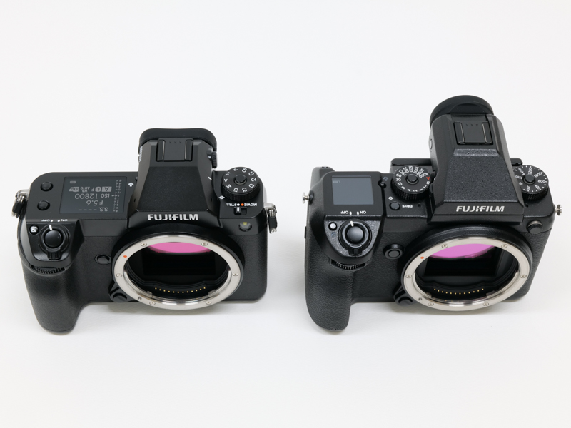 左がGFX50S II、右が初代モデル