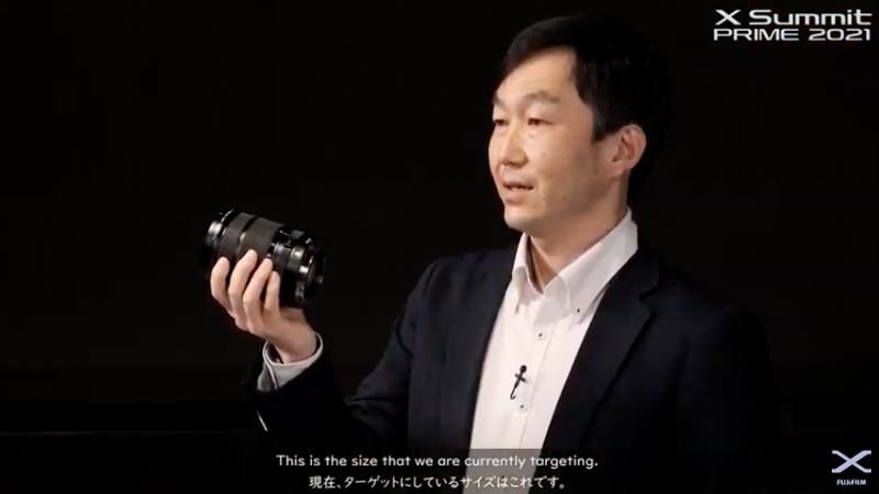 GF20-35mmを手に。製品はモックアッップながら、このサイズ感を目指して開発が進められているという