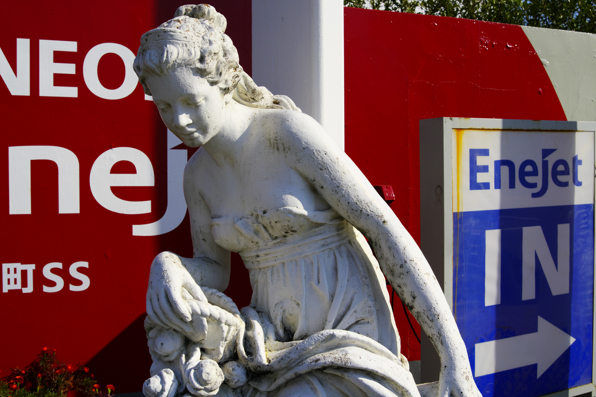 街にあるモニュメントが気になって撮影してしまうのは、リー・フリードランダーの影響で、というのは嘘ですが、最近トシくってきたためかお地蔵さん撮るのも好きなんですよね。K-3 IIIは街に連れ出しやすいカメラです。<br>PENTAX K-3 III　HD-PENTAX DA 20-40mm F2.8-4 Limited（F10・1/1,000秒）ISO 400