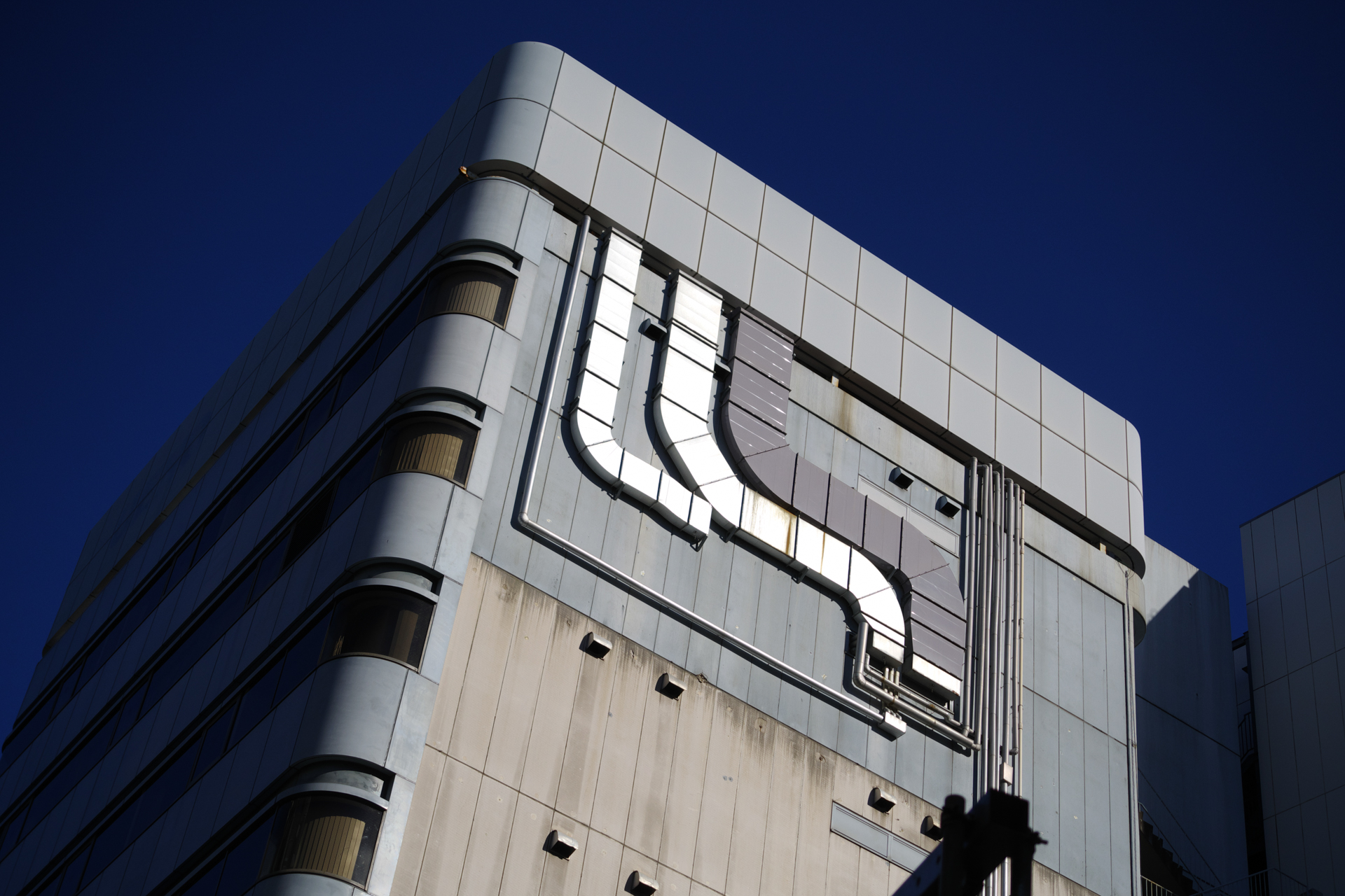 「配管マニア」なんで、隣のビルの解体で露わになった配管とか、撮らないわけにはいきません。しかもできるだけ高画質で。筆者はマイクロフォーサーズ機もアサインメントに使いますが、APS-Cフォーマットではさらに余裕の高画質に見えます。<br>PENTAX K-3 III　HD-PENTAX DA 20-40mm F2.8-4 Limited（F4・1/8,000秒）ISO 400