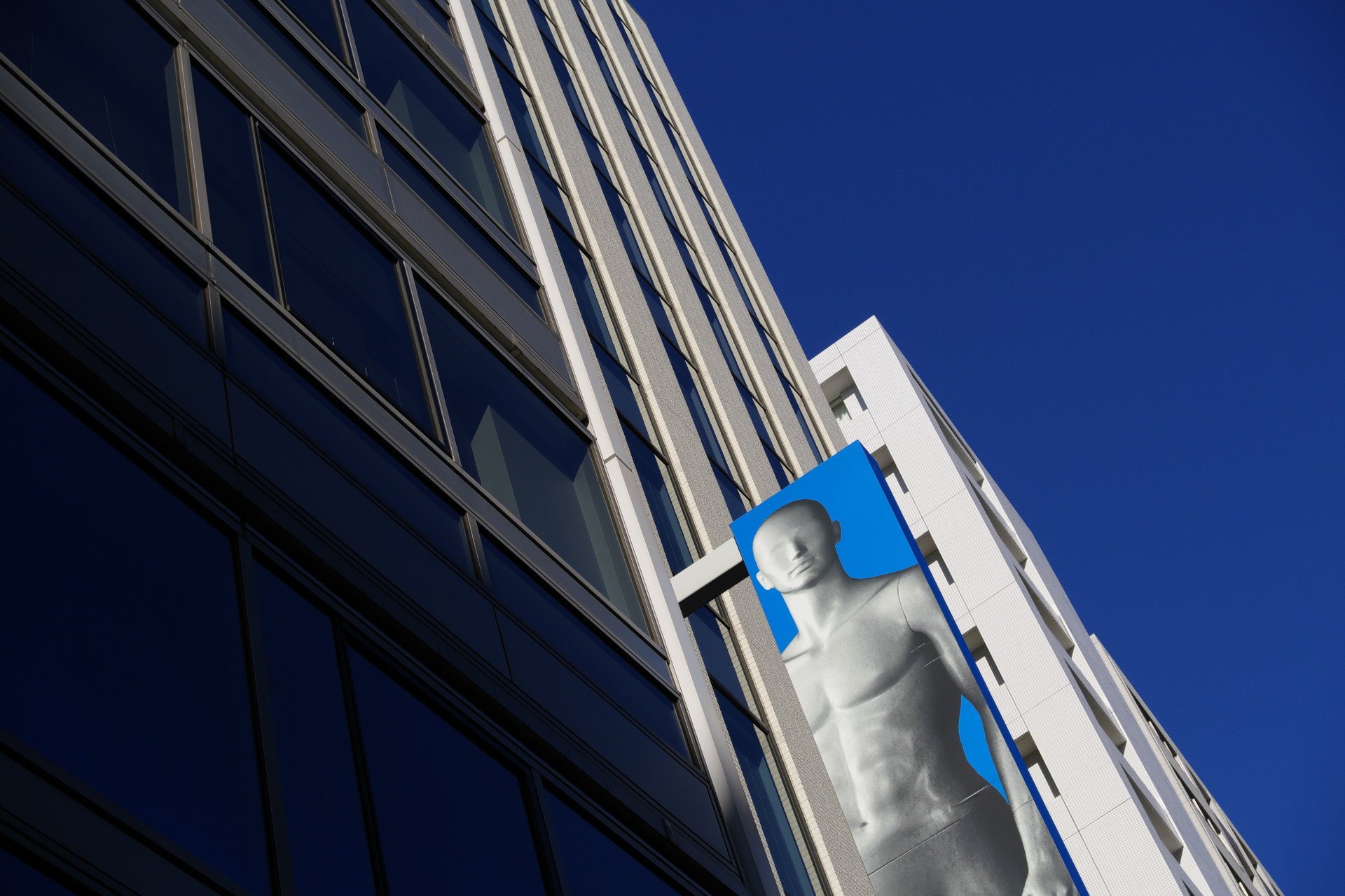 東京の無機質な街並みって画になるわけですが、どうにも構成的な写真になってしまうのです。いやらしいですね。が、レンズ性能とかカメラの画作りは判断しやすいですね。ヌケの良い描写です。<br>PENTAX K-3 III　HD-PENTAX DA 20-40mm F2.8-4 Limited（F10・1/800秒）ISO 400