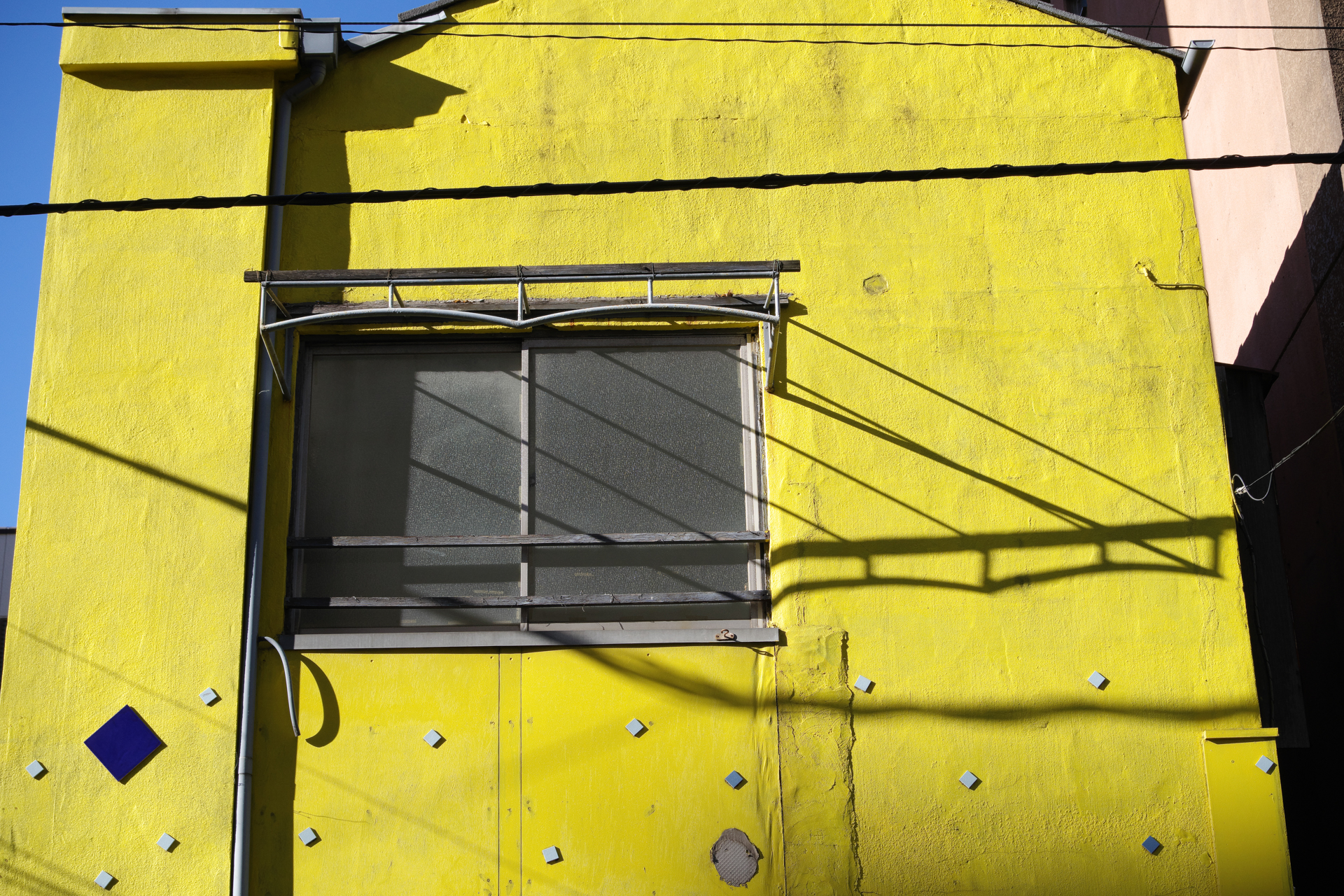 黄色い壁の家。年月を経た適度なヤレが郷愁を誘うわけですが、住んでいる人は気に入っているという感じがわかるわけです。ディテール描写がいいですね、なんて無理に説明していますが結局は筆者の“好物”です。<br>PENTAX K-3 III　HD-PENTAX DA 20-40mm F2.8-4 Limited（F9・1/500秒）ISO 400