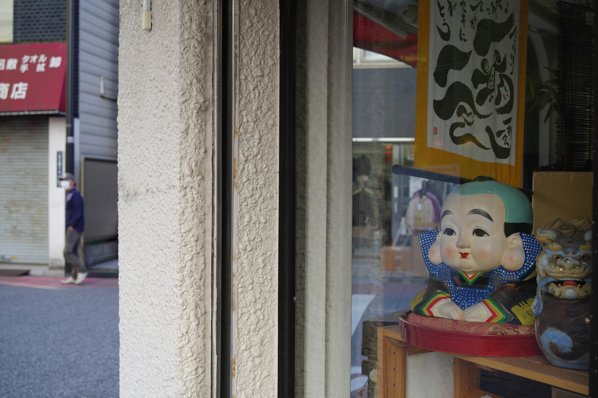 街中でよく見る防犯シールの「誰か見てるゾ」って好きなんですが、人間ではなくても目線を感じることがあるわけですよ。これも出会うとシャッター押します、間違いなく。<br>PENTAX K-3 III　HD-PENTAX DA 20-40mm F2.8-4 Limited（F5・1/250秒）ISO 400