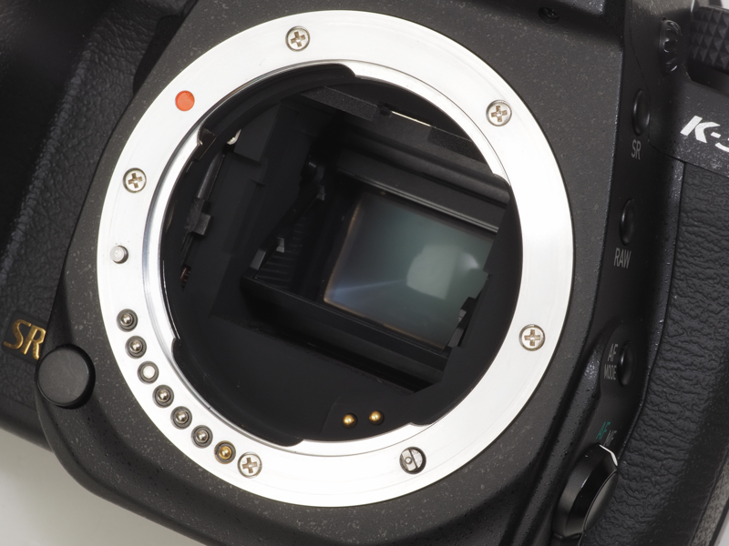 KAF2マウント。基本形式は不変です。時代に合わせて進化しています。5時方向にある2つの接点はレンズ内モーターの電源供給に使います。元々はパワーズーム用だったとか。いいですね工夫があって。