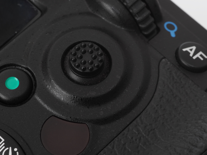 背面のフォーカスセレクターです。通称グリグリ。これも昨今は必須装備と言われます。非搭載のカメラは叩かれたりします。ですが筆者は時おりこの存在を忘れたりします。急いでいる時はフォーカスロックの方が早かったり。中央のAFエリアが一番精度高いし。