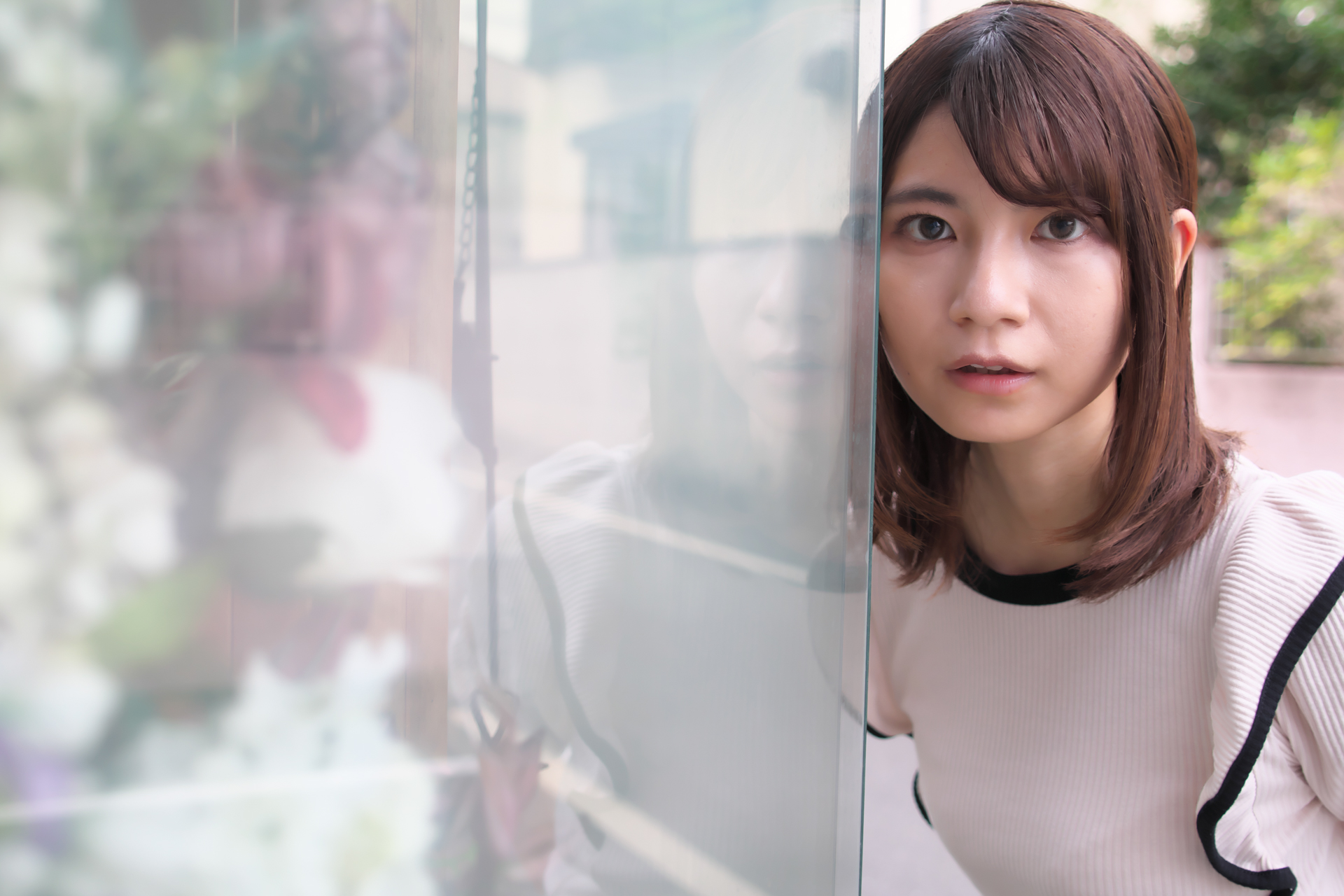 かなーり昔に購入した大口径の標準ズームレンズでも「スターレンズ」ですからね、今でも通用する写りをします。ワイド端28mmって、今ではなんだか素朴な感じすらしますねえ。パワーズームも使えてしまうという見事な互換性。<br>PENTAX K-3 III　smc PENTAX-FA☆28-70mm F2.8 AL（F3.2・1/80秒）ISO 800　モデル：ひぃな