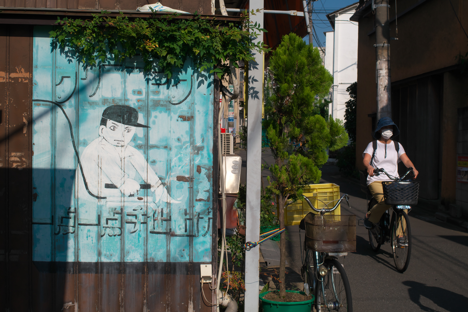 隠れスターレンズといわれた35mm F2レンズ。最近マイナーチェンジされ、コーティングが新しくなっていますが、普通に使う分には古いものでも大丈夫そうです。素晴らしい写りです。軽いのでK-3 IIIと相性いいし、正統派の50mmに近い画角でフレーミングできます。<br>PENTAX K-3 III　smc PENTAX-FA 35mm F2 AL（F8・1/2,000秒）ISO 400