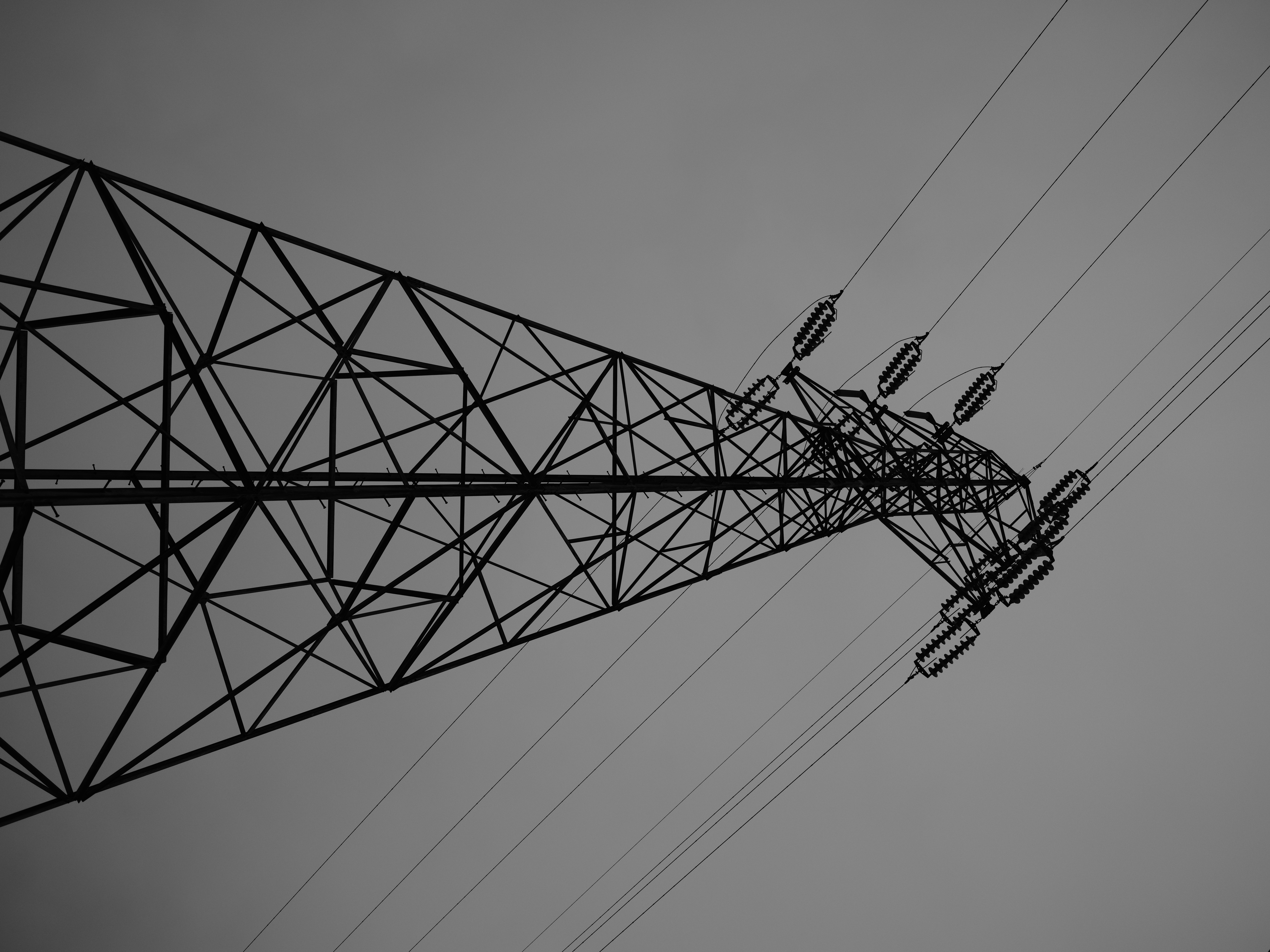 <span class="fnt-85">遠景では非常にシャープに結像している。新しいチューニングが施されたセンサー由来かレンズの特性かは不明だが、周波数の高い領域の解像感が高まった一方で、若干リンギングが生じているようにも感じるので、この組み合わせで撮影する時にはシャープネスの調整をしたい気がした。<br>GFX50S II / GF35-70mmF4.5-5.6 WR（40mm前後：32mm相当） / 絞り優先AE（F5.6・1/450秒・±0EV） / ISO 200 / フィルムシミュレーション：ACROS</span>