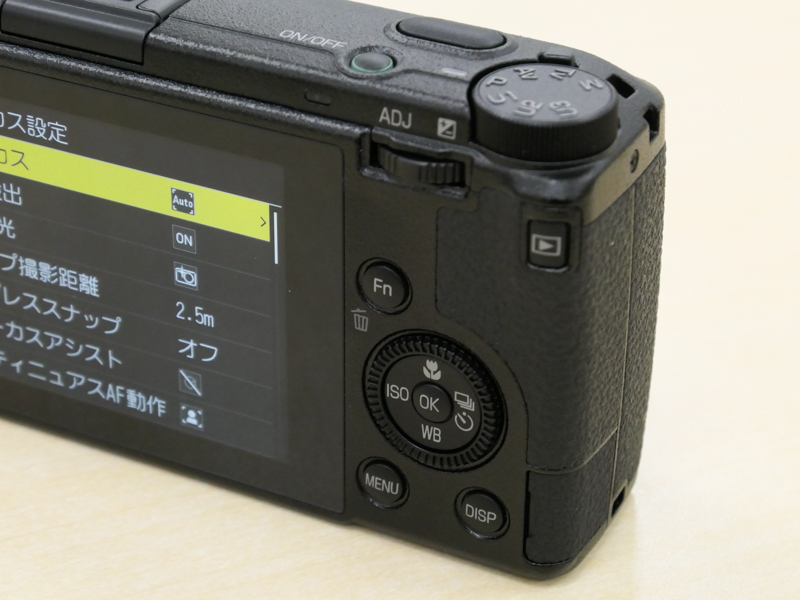 バッテリーはDB-110でGR IIIと同じ。USB Type-C端子からの充電・給電も可能