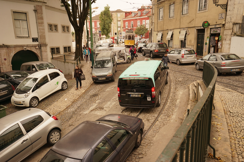 ソニーα7 II　Vario-Tessar T* FE 16-35mm F4 ZA OSS（27mm）　絞り優先オート（F5.0、1/400秒）　ISO 400　WB:日陰　ニュートラル