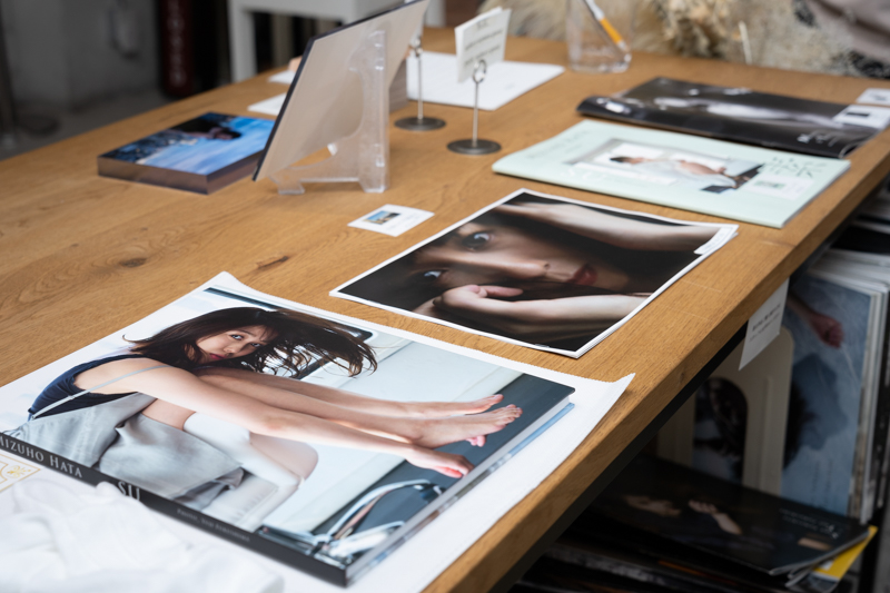 写真集や図録などの物販コーナーも