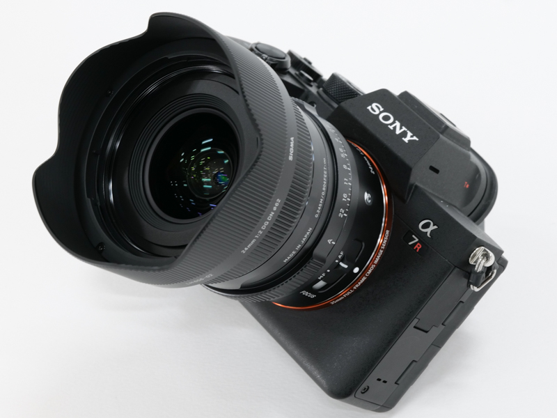 <center>24mm F2 DG DN｜Contemporaryをα7R IVに装着した状態</center>