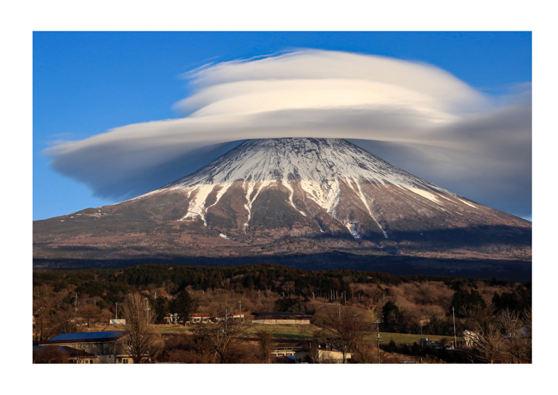 SNSで話題を集めた笠雲に飲み込まれるような富士山の写真も収めています