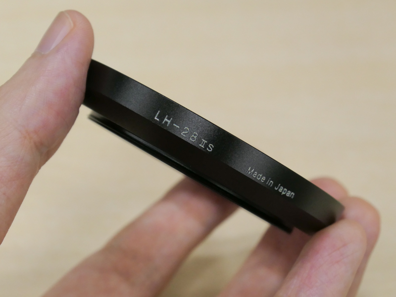 別売のフード「LH-28 II s」。内側の58mmネジにキャップが付けられる